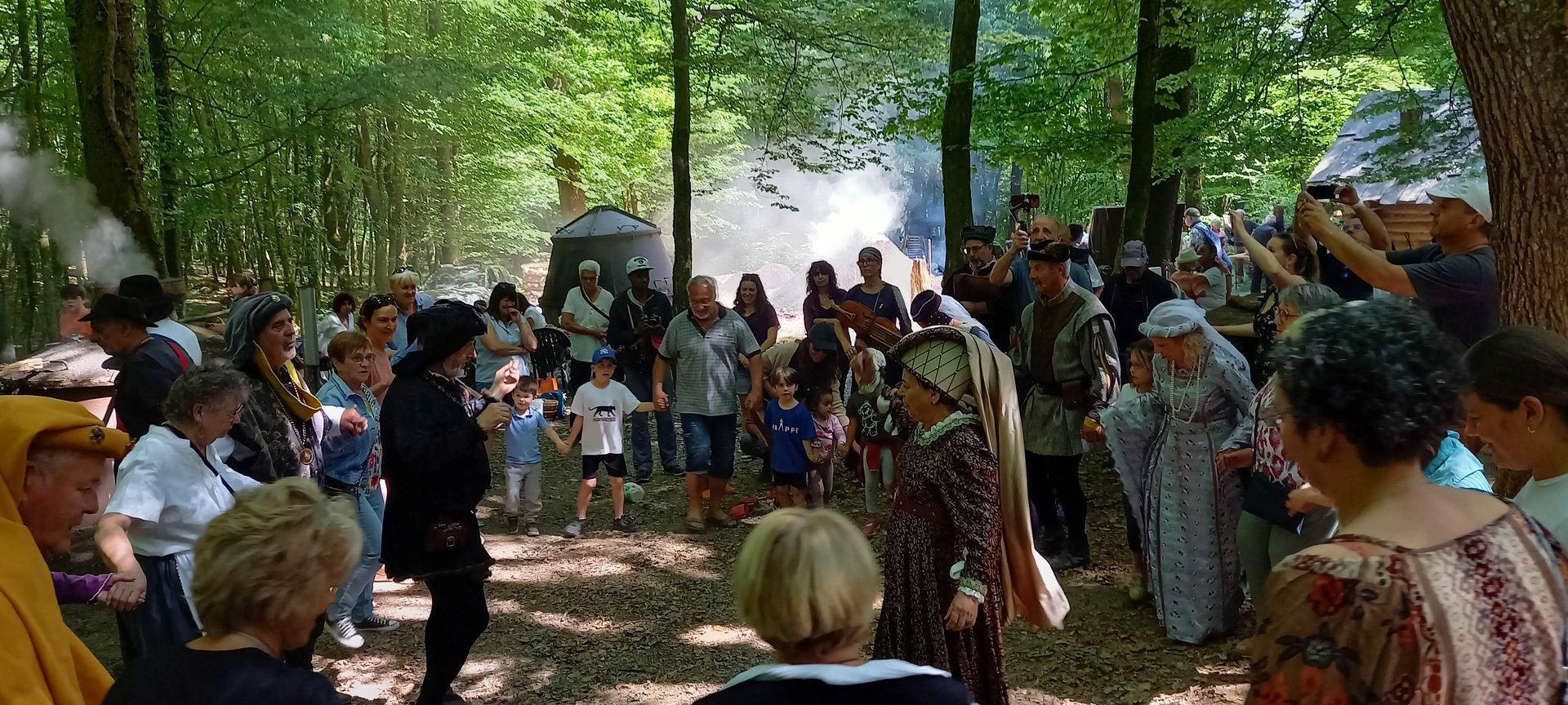 La Bravandrille et les musiciens Alwati animent des danses renaissance avec le public aux Baraques du 14 en forêt de Chaux - 1er mai 2026